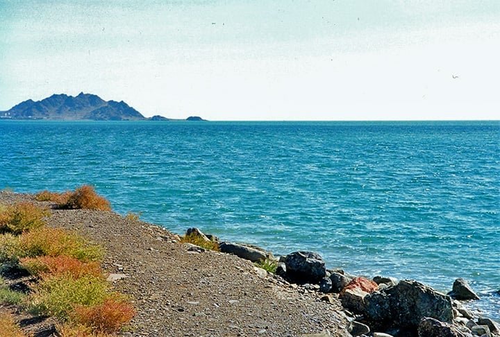 Com uma área de 371 km², é o maior lago de água salgada do mundo. Abrange cerca de 50 ilhas e em suas margens vivem aproximadamente 12 milhões de pessoas. Por isso, é uma importante via de navegação, sendo o turismo e a pesca as principais atividades desenvolvidas no local .