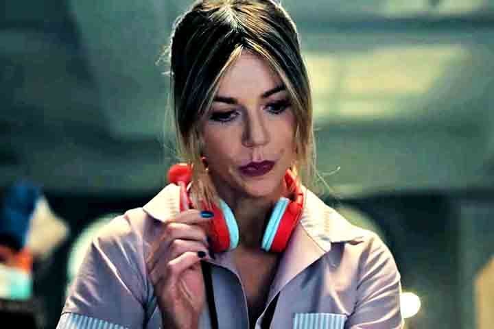 No papel principal, Kaitlin Olson brilha como Morgan. Conhecida por seu trabalho na série de comédia "It's Always Sunny in Philadelphia", onde interpreta a irreverente Dee Reynolds, Olson entrega aqui uma atuação que mistura humor, vulnerabilidade e inteligência com maestria.