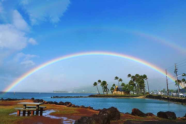 Havaí- Cidade: Honolulu, ilha de Oahu, Havaí (EUA) - Conhecido como a "Capital dos Arco-Íris" , o Havaí tem clima tropical, com chuvas frequentes e sol brilhante. A interação entre chuvas rápidas e sol forte cria condições perfeitas para arco-íris.
