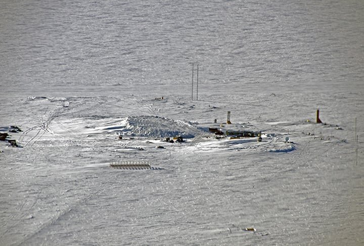 4º - LAGO VOSTOK - Está situado na Antártica, ocupa uma área de 14 mil km², alcança 1.000 metros de profundidade e está quatro quilômetros abaixo da camada de gelo polar. 