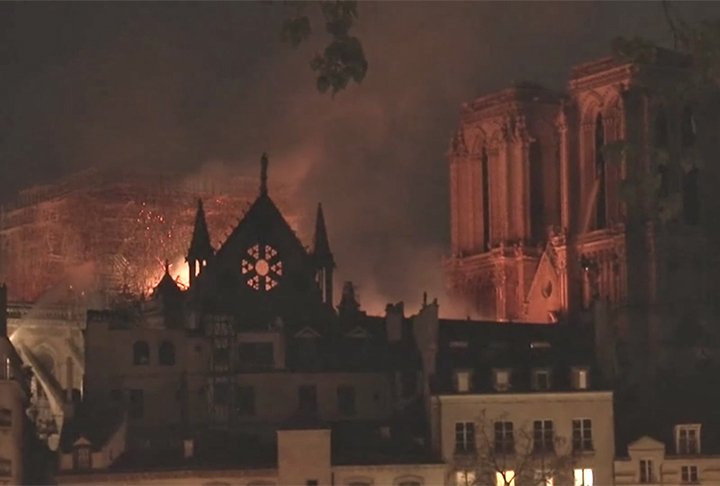 Pesquisadores também aproveitaram as consequências do incêndio para analisar melhor o esquema de construção de 800 anos atrás, avaliando rochas e metais que ficaram à mostra depois do fogo.  