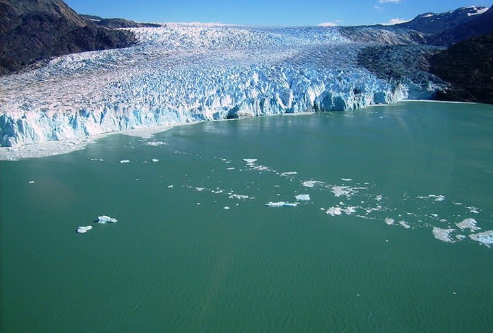 Cercado por montanhas nevadas, o lago atinge uma profundidade de 836 metros e tem uma superfície de 1.049 km². É destino de vários turistas, especialmente mochileiros que atravessam a fronteira dos dois países por uma trilha com belas cachoeiras.