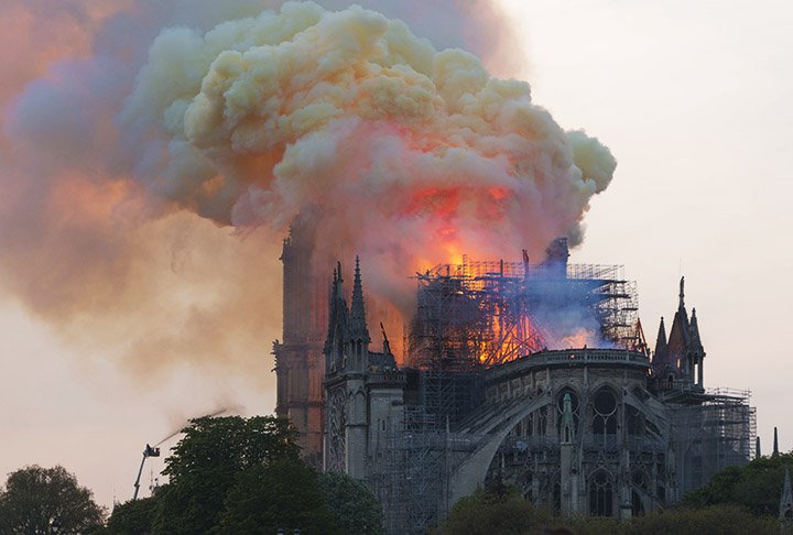 O chumbo do revestimento atingiu 600ºC, ponto em que ele oxida e causa uma fumaça amarelada. Pesquisadores coletaram amostras para estudos sobre as antigas minas de Paris. 