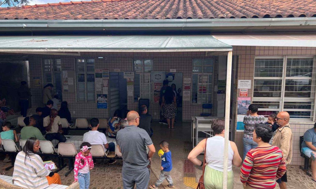 A orienta&ccedil;&atilde;o para este s&aacute;bado &eacute; que pessoas com sintomas mais leves busquem acolhimento nos centros de sa&uacute;de -  (crédito: Ed&eacute;sio Ferreira/EM/D.A Press)