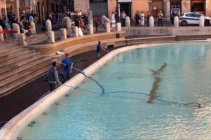 No período, a prefeitura de Roma instalou uma ponte com uma pequena fonte para que os turistas pudessem seguir praticando o rito de jogar moedas.

