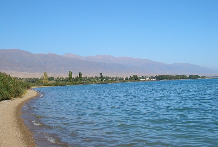 LAGO ISSYK-KUL - Seu nome significa "lago quente". Tem água salgada e fica no leste do Quirguistão, na Ásia, a 1.607 metros de altitude. O lago tem 668 metros de profundidade e 6,2 mil km². É o segundo maior lago de montanha atrás apenas do Titicaca (América do Sul).