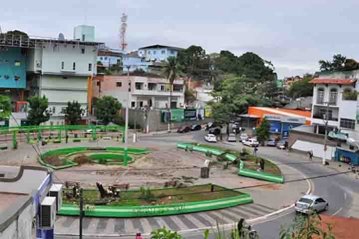 Fica próxima a instituições importantes e serve de respiro em meio ao agito do centro. Seu nome homenageia um dos grandes nomes da medicina e da política capixaba.