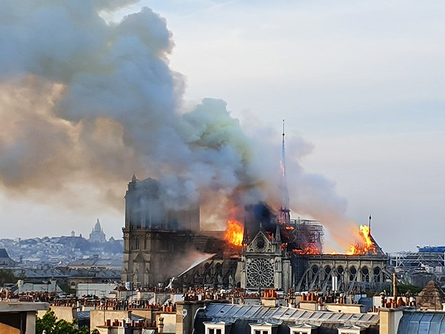 Em 15/4/2019, Catedral ardeu em chamas, causando comoção em escala mundial. Durante horas, o fogo consumiu a construção do século 12  até que o teto e a torre central desabassem.