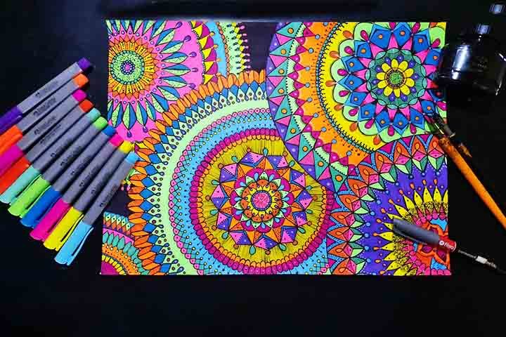 As cores das mandalas têm significados espirituais, como azul para paz e vermelho para energia. Elas podem ser desenhadas em papel, pintadas em tela, entalhadas em madeira ou bordadas em tecidos. 