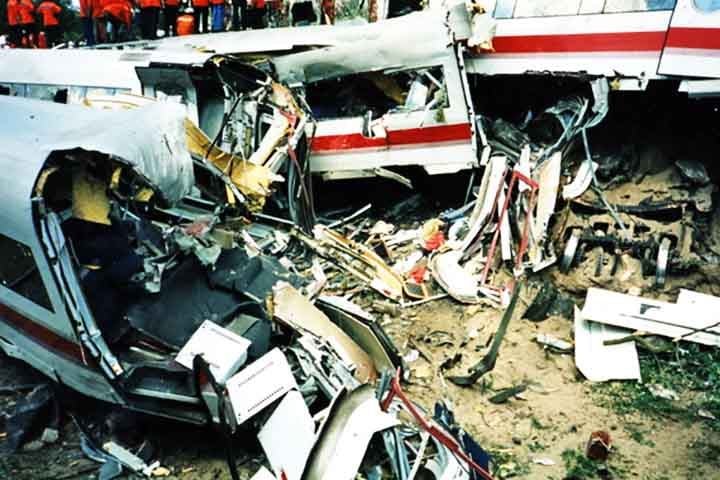 Desastre de Eschede (Alemanha, 1998): Um trem de alta velocidade descarrilou a 200 km/h, resultando em 101 mortos e mais de 100 feridos, sendo o pior acidente envolvendo um trem de alta velocidade na histÃ³ria.