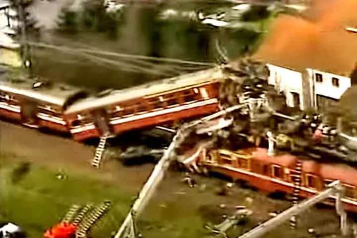 Acidente ferroviário na Bélgica deixou vagões empilhados e resultou de soma de erros -  Reprodução de Youtube Canal AP Archive