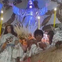 Menino surdo e autista emociona fiéis em tradicional coroação de maio
