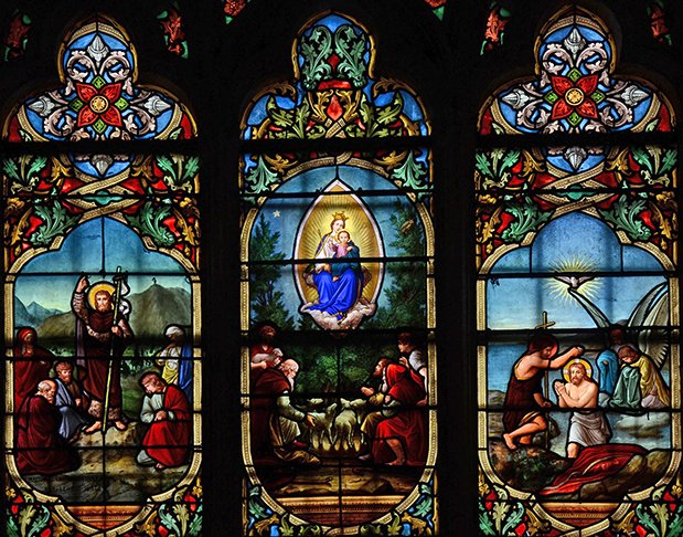 Notre-Dame tem centenas de preciosidades artísticas, que se destacam dentro e fora da catedral, inclusive belíssimos vitrais por toda a extensão da igreja. 