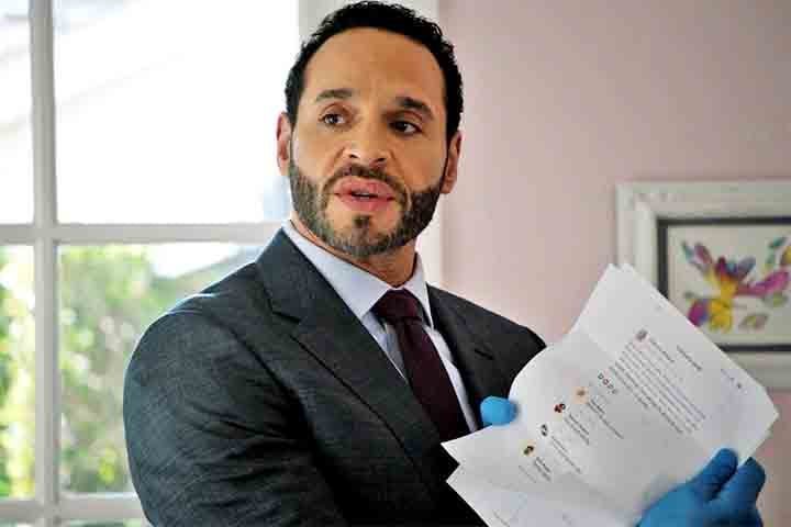 Em Uma Mente Excepcional, ele entrega uma performance contida e precisa, servindo como contraponto à energia caótica de Morgan. A química entre os dois atores é natural e sustenta o ritmo da série.