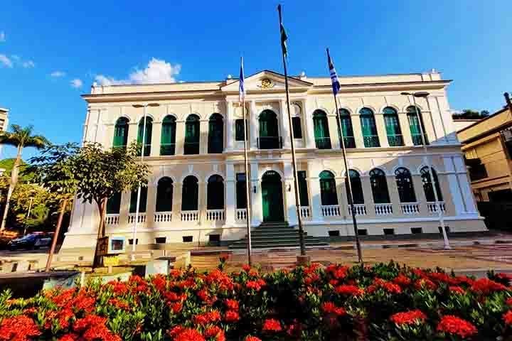 Entre os prédios históricos, o Palácio Bernardino Monteiro, antiga sede da prefeitura, chama atenção por sua arquitetura neoclássica. Hoje, abriga repartições públicas e é ponto de visita para quem aprecia história e patrimônio.