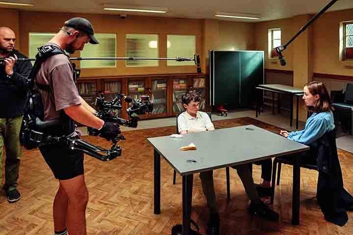 Nos bastidores de "Adolescência", a produção chegou a contratar uma psicóloga para acompanhá-lo devido à intensidade das cenas. No entanto, ele demonstrou leveza e tranquilidade ao lidar com a pressão.