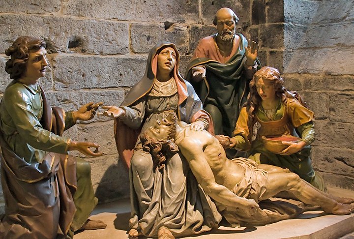 As equipes de emergência fizeram o possível por salvar a arte e artefatos religiosos guardados na catedral. E conseguiram. As obras de arte não foram destruídas.  