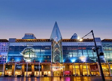 CentralWorld (Bangkok, Tail&acirc;ndia) &mdash; O empreendimento come&ccedil;ou a funcionar em 2006, mas, quatro anos depois, um inc&ecirc;ndio interrompeu seu funcionamento. A reforma foi conclu&iacute;da em 2012 -  (crédito: site Central World)