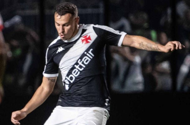 HUGO MOURA – Apesar do drama que vive (sua mulher teve um aborto espontâneo nesta sexta-feira), entrou com atitude, quase fez um gol no primeiro minuto e fez a jogada do gol de Nuno. A torcida do Vasco deu muito apoio ao jogador, que nas últimas partidas falhou em lances decisivos. E, com este apoio, fez a sua melhor partida em meses. NOTA 7,5. Foto: Leandro Amorim/Vasco