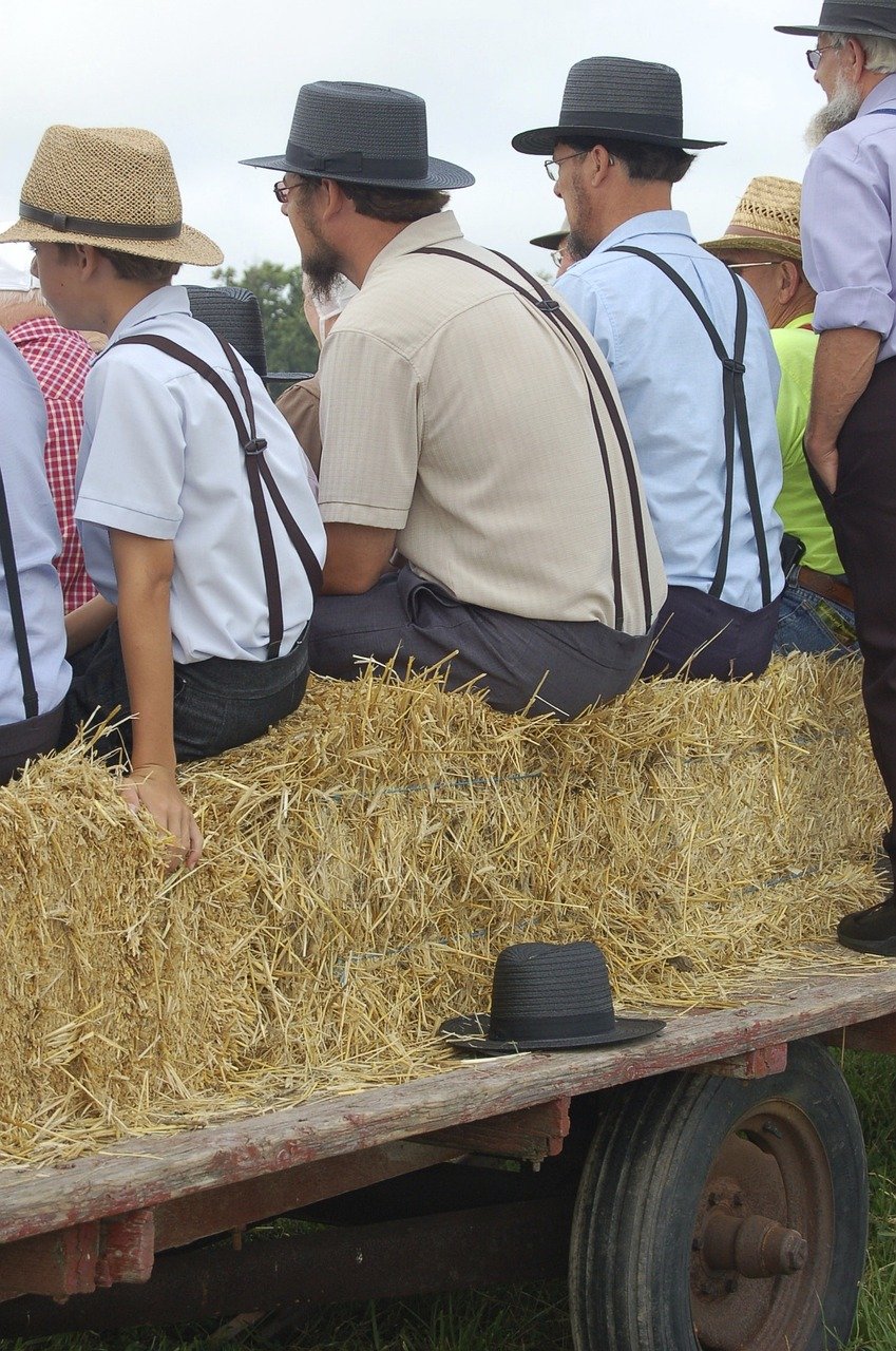 A comunidade de amish vive isolada do resto do mundo, sem eletricidade e tecnologia, recriando, assim, a vida rural do sÃ©culo XVII.
