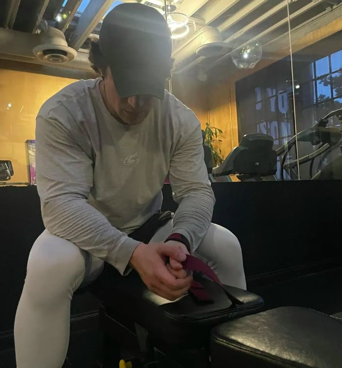 Após ser anunciado como o novo Superman, David Corenswet passou a publicar imagens da sua rotina de malhação para viver o herói. Frequentemente, seguidores elogiam a evolução física do astro, que agora está "bombadão". Conheça mais sobre o ator que viverá o novo Superman!
