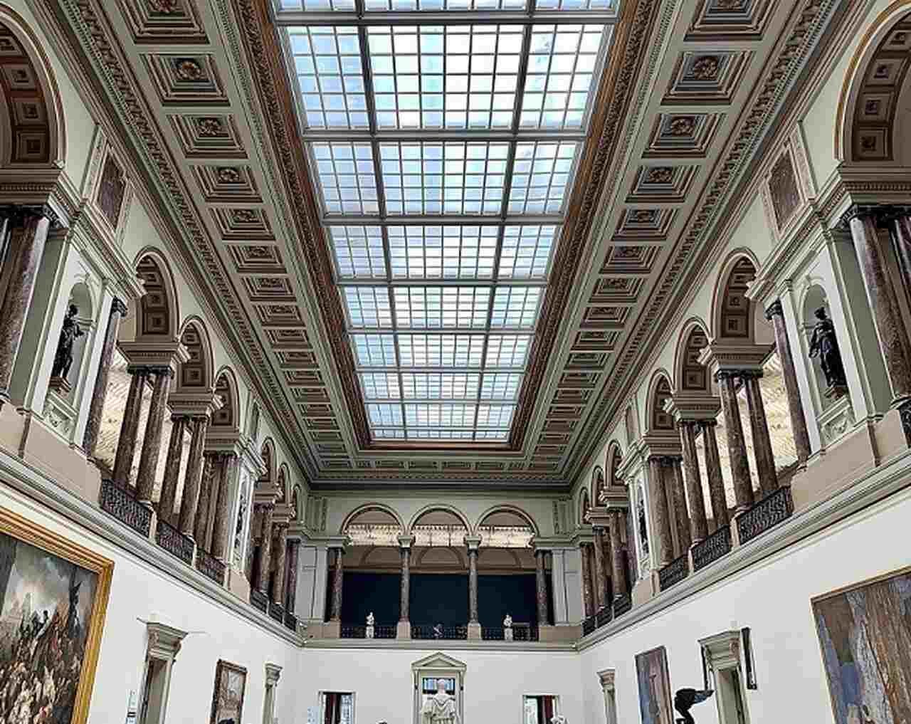 As claraboias nÃ£o apenas alteram a qualidade da luz, mas tambÃ©m influenciam a circulaÃ§Ã£o do ar, dependendo do tipo de equipamento instalado.