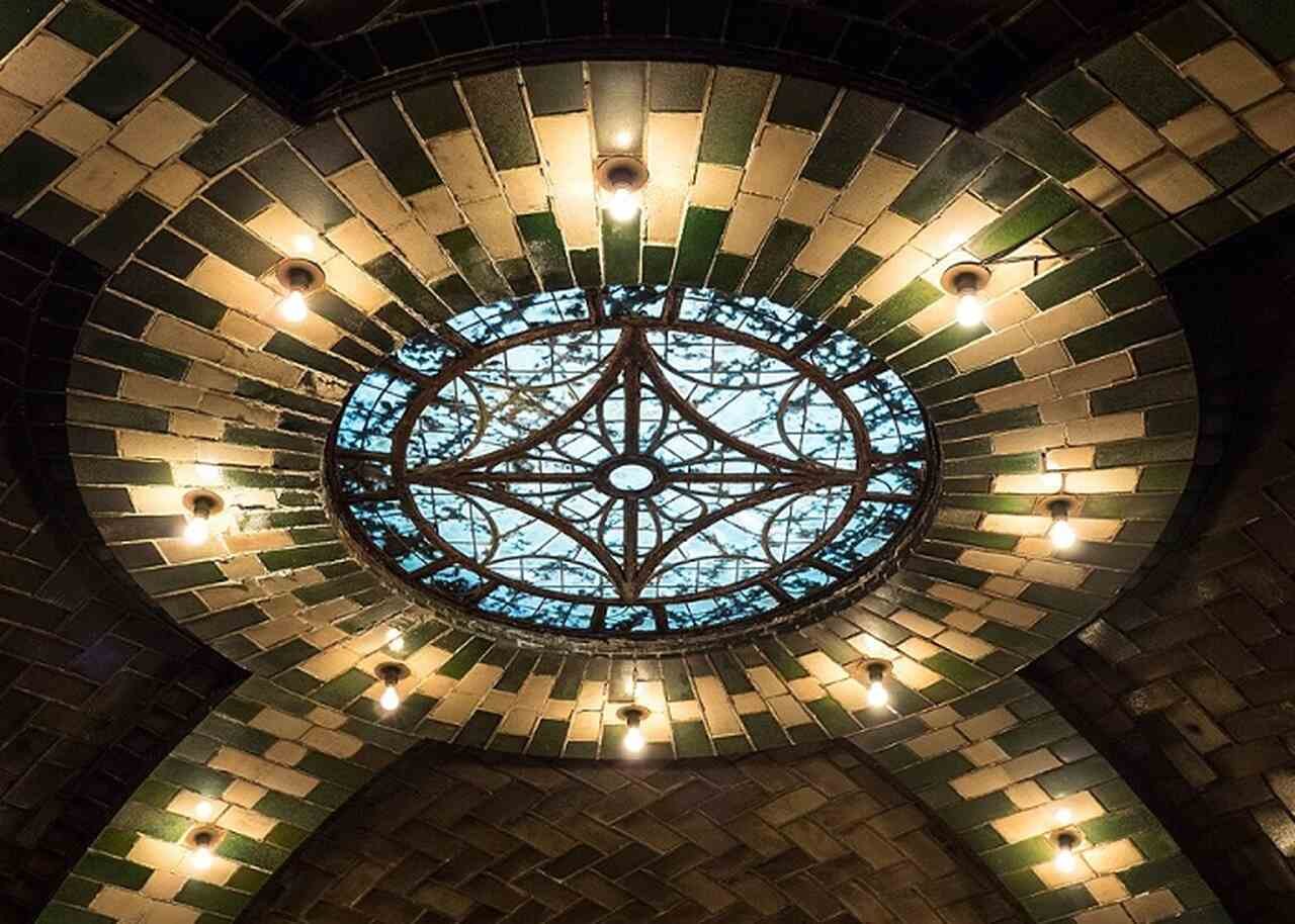 As claraboias não são apenas um recurso técnico; elas representam uma filosofia de design que busca harmonizar o espaço construído com o natural.