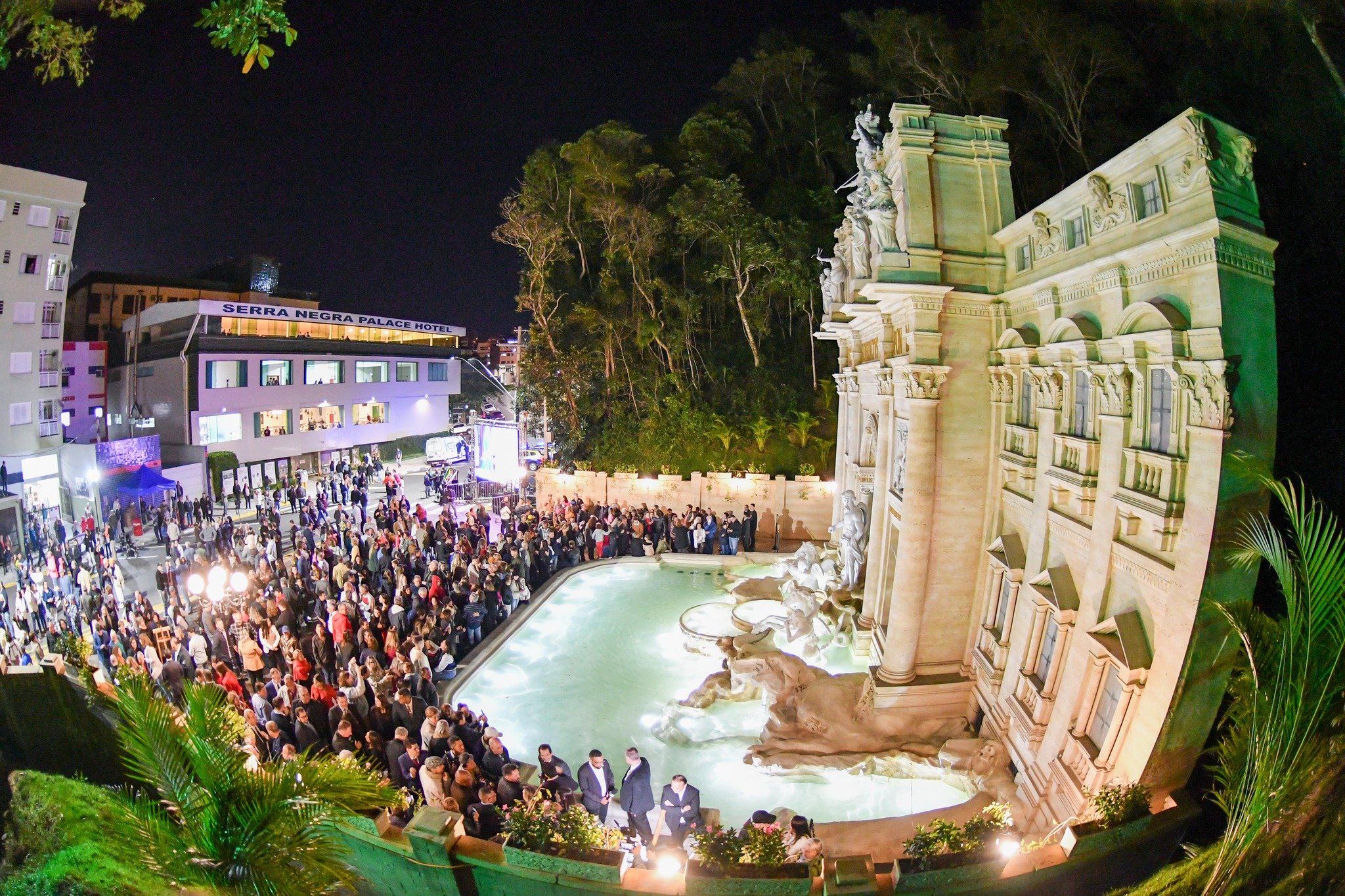 Em maio de 2023, a cidade de Serra Negra, no interior de São Paulo, inaugurou uma réplica da Fontana di Trevi. A localidade tem forte presença de descendentes de italianos e a obra é uma homenagem a esse fato. 

