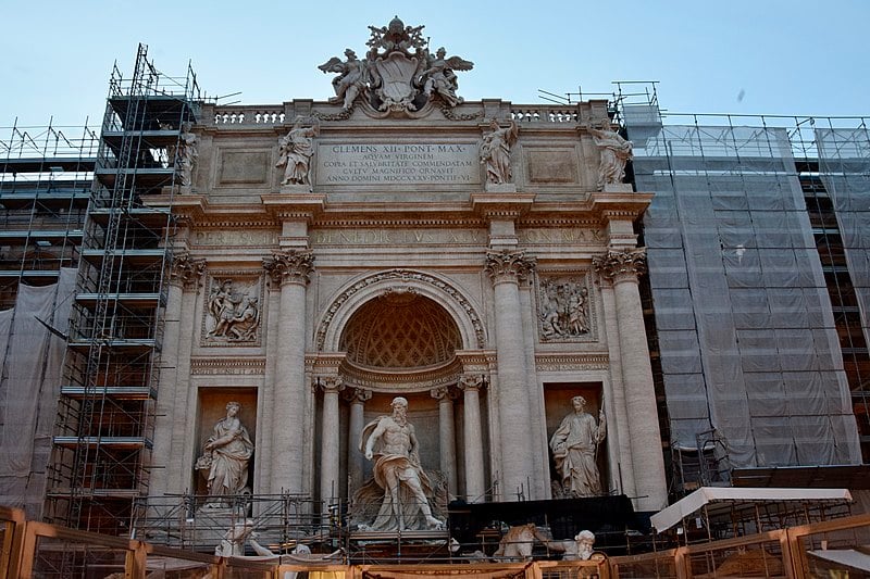 Entre junho de 2014 e novembro de 2015, a Fontana di Trevi ou por um complexo processo de restauração e ficou fechada ao público. 
