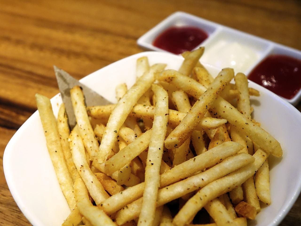 A mandioca também é consumida em sua forma cozida ou frita, sendo uma opção saborosa de acompanhamento, muito similar à batata. Os chips de mandioca e a mandioca frita são petiscos populares, conhecidos por sua crocância e sabor único. Além disso, ela pode ser usada para fazer purês.
