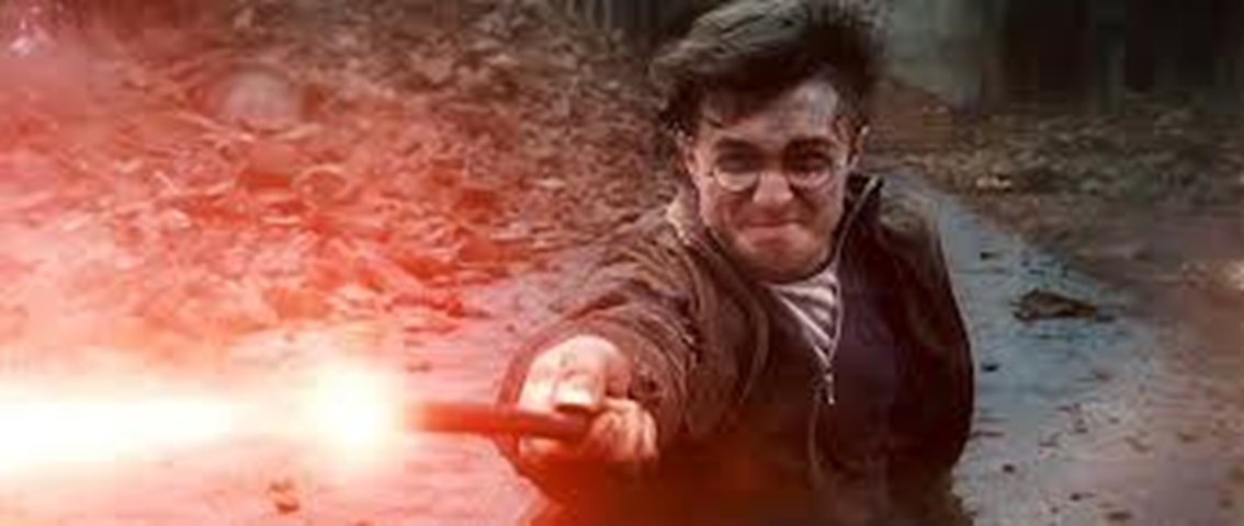 O Alorromora é um dos feitiços mais populares de Harry Potter. Ele abre itens, como portas, janelas e trancas e surge em momentos "chave" da saga.