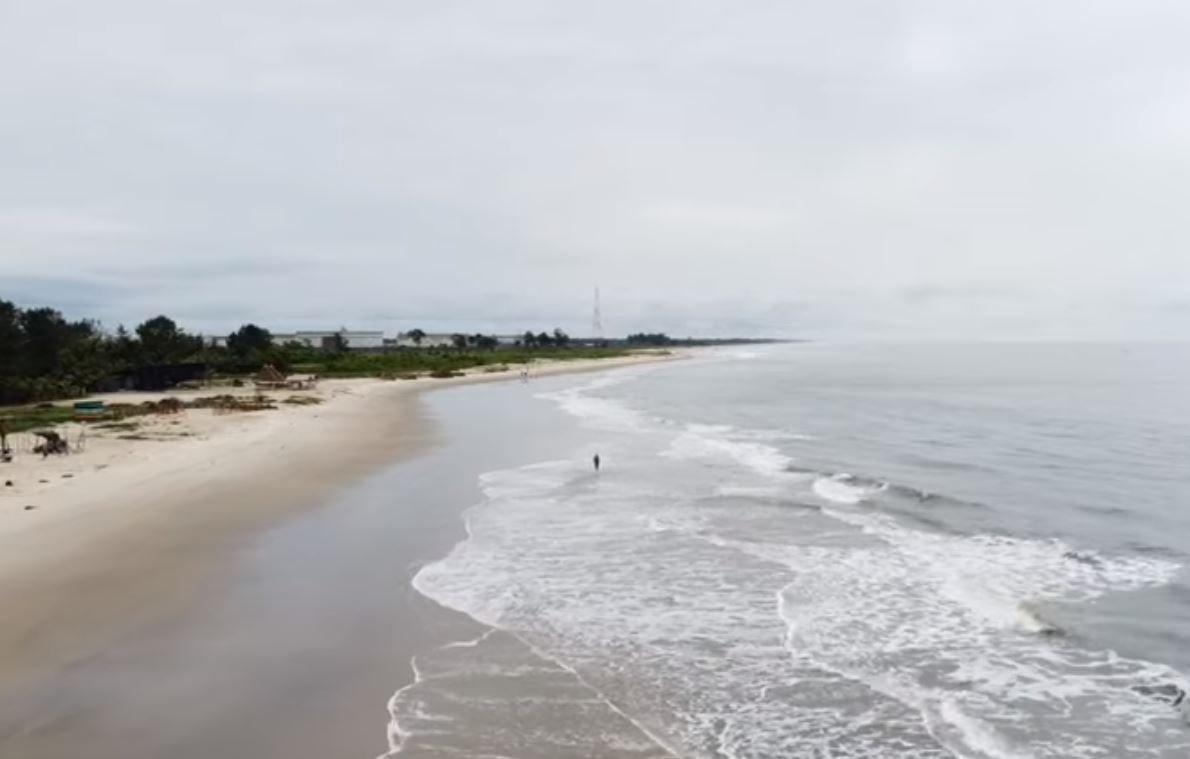 A praia Ibeno tem a maior faixa de areia da Ãfrica Ocidental. AlÃ©m da sua caracterÃ­stica areia fina e branca natural, Ibeno conta com belos recifes de corais e oferece um ambiente propÃ­cio para esportes aquÃ¡ticos.