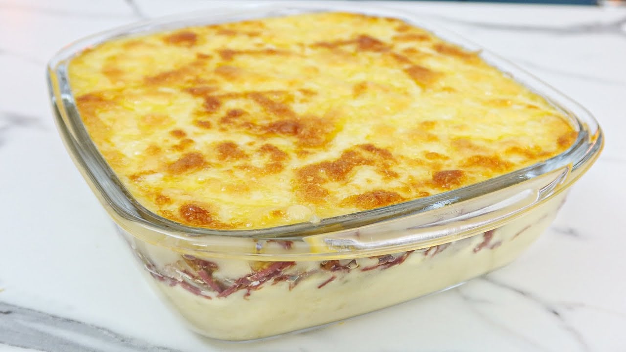 No Brasil, ela aparece em pratos salgados como a farofa, o escondidinho de carne seca, a tapioca e o beiju, que são consumidos em praticamente todas as regiões do país. Além disso, a mandioca é um ingrediente fundamental no preparo de bolinhos e pastéis, gerando uma textura macia e saborosa.
