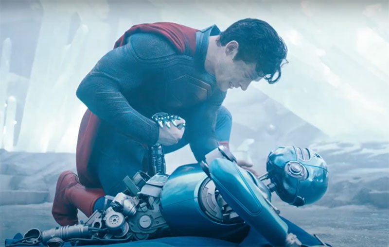 A história acompanha Clark Kent mais jovem, após sair de Smallville e iniciando sua carreira de repórter em Metrópoles, ao mesmo tempo em que vive as primeiras experiências com superpoderes.
