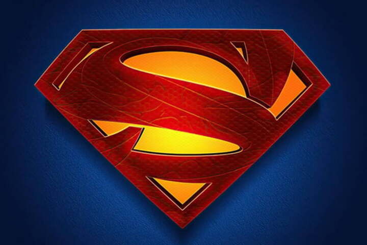 David Corenswet, das séries "The Politician" e "Hollywood", vive o superman na nova produção. A primeira foto do ator na pele do super-herói da DC Comics foi divulgada ainda em 6 de maio de 2024 pelo próprio James Gunn. 
