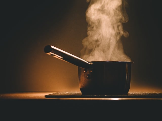 A mandioca branca, a mais comum, deve ser cozida por completo antes de ser consumida para evitar qualquer risco à saúde. Já a mandioca doce, que é menos tóxica, pode ser cozida de forma mais simples, mas, mesmo assim, deve ser preparada com cuidado.