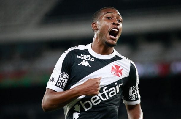 RAYAN – Apesar das inúmeras broncas que levou de Diniz por causa do posicionamento, foi uma boa opção ofensiva, ganhando várias jogadas pela direita. Pecou na hora de cruzar ou finalizar. Aliás, merecia que a bola que chutou na trave entrasse, pois coroaria a sua luta.  NOTA 7,0. Foto: Matheus Lima/Vasco