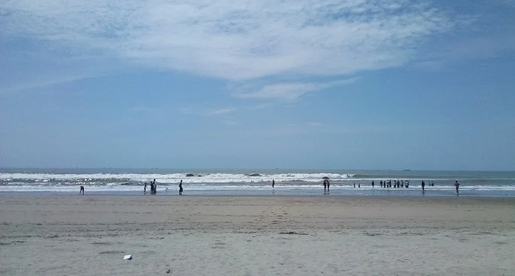 A praia Cox's Bazar, em Bangladesh, conta com um porto de pesca e ultrapassa os limites da cidade de mesmo nome. Além de ser um destino popular entre os turistas locais, ela também desperta o interesse do público estrangeiro na alta temporada.