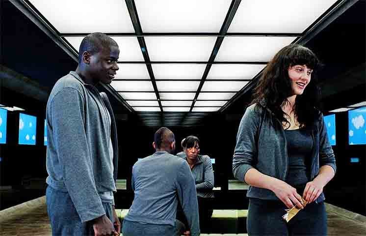 Em "Fifteen Million Merits" (S01E02), um mundo futurista baseado em meritocracia digital e reality shows revela o desespero por autenticidade em uma sociedade hipercontrolada.