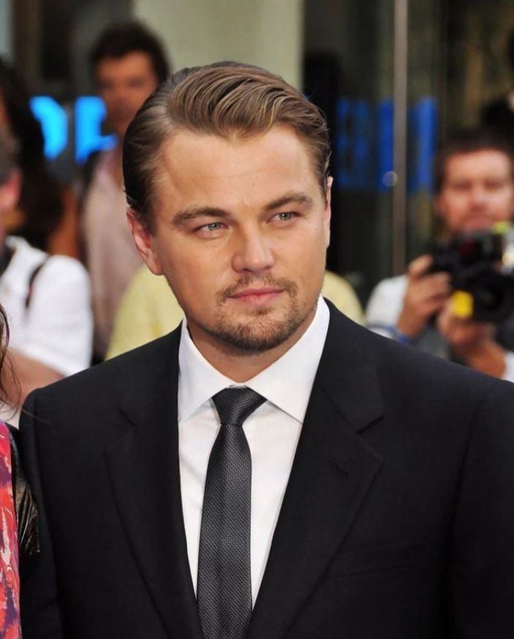 Leonardo DiCaprio (11/11/1974) ganhou o Oscar de Melhor Ator por "O Regresso" (2015) e foi indicado outras seis vezes. Seus papéis icônicos incluem "Titanic" (1997), "O Lobo de Wall Street" (2013) e "Era uma Vez em... Hollywood" (2019).
