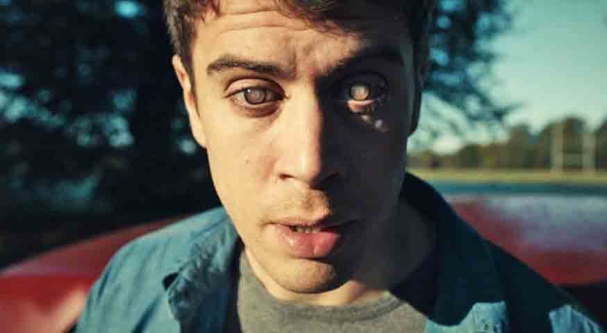 "The Entire History of You" (S01E03) mergulha em um universo onde é possível rever todas as memórias, levantando questões sobre confiança, obsessão e privacidade.