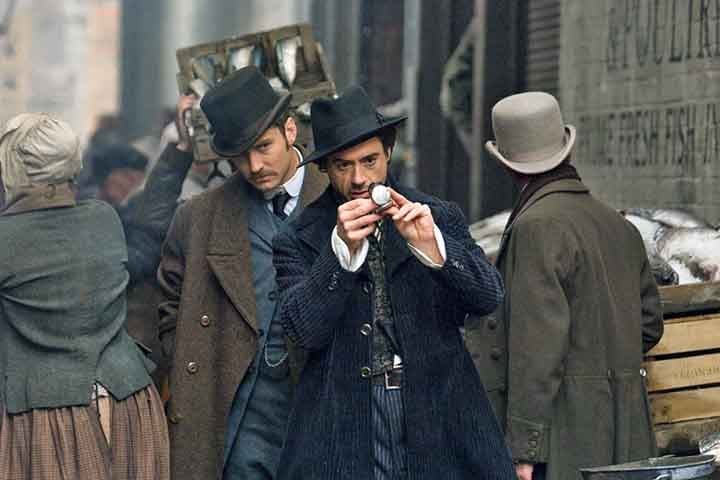 Robert Downey Jr. e Jude Law vivem Holmes e Watson em uma Londres sombria e cheia de dispositivos criativos, em uma narrativa de aÃ§Ã£o envolvente que incorpora perfeitamente o espÃ­rito do steampunk.