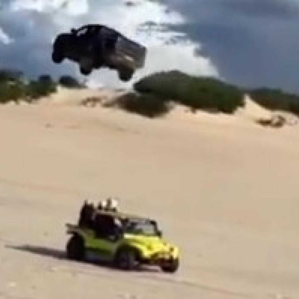 Carro ‘voa’ sobre buggy em duna no nordeste e motorista é investigado