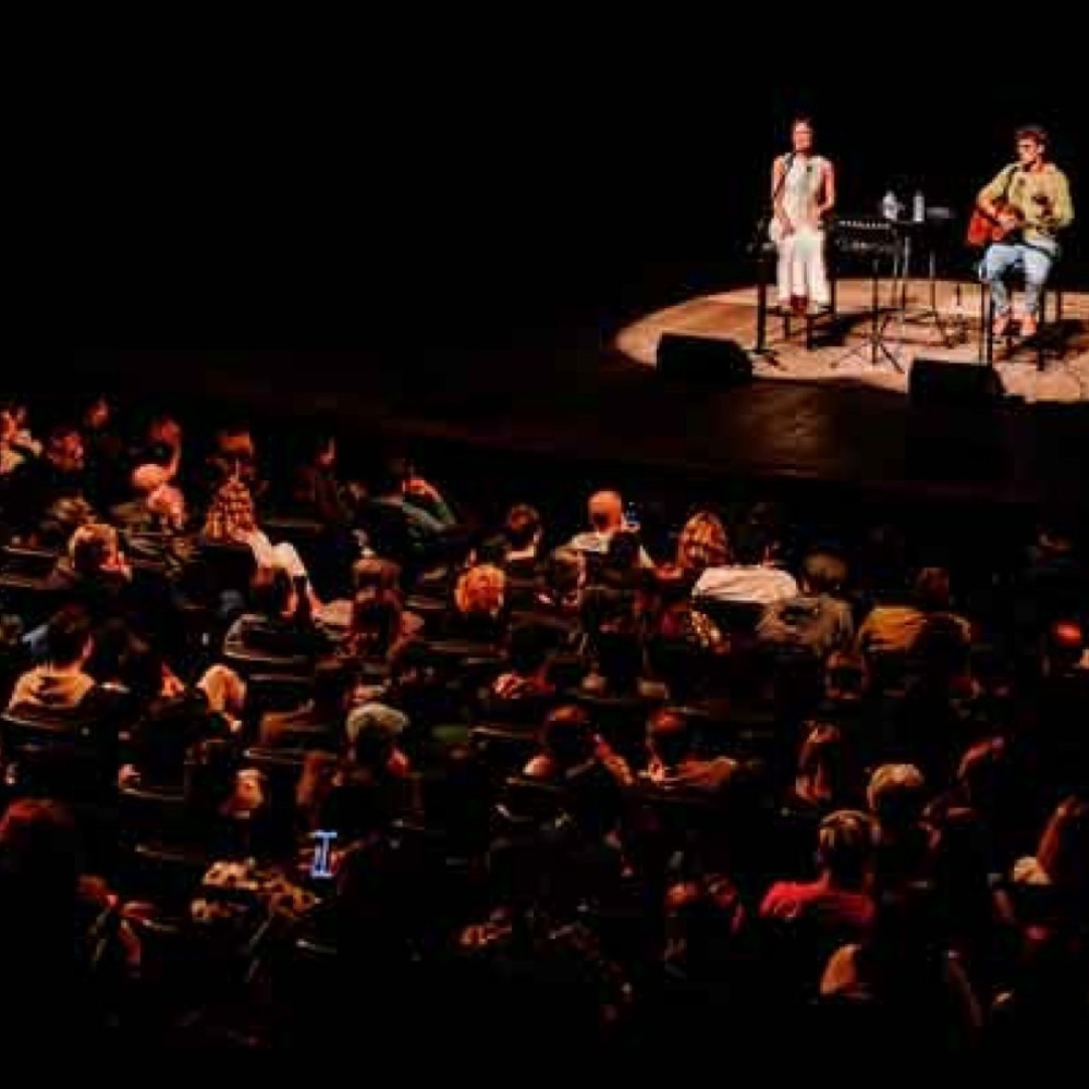 Filho de caetano veloso e atriz da globo lotam teatro sesiminas