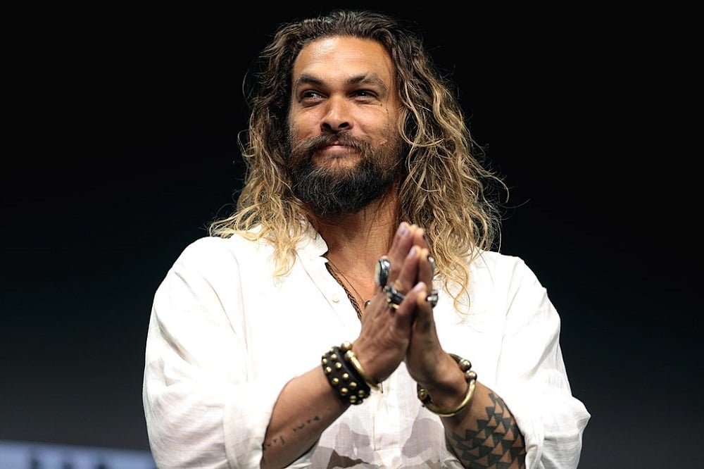 Jason Momoa (01/08/1979) ficou muito conhecido por seu papel como "Aquaman" (2018) no Universo Cinematográfico da DC. Além disso, estrelou "Game of Thrones" (2011-2012) como Khal Drogo. Seu carisma e físico imponente o tornaram um dos ícones de ação da atualidade.