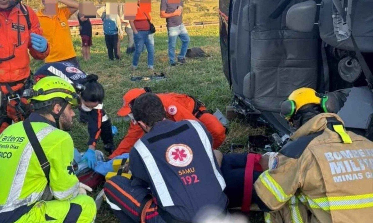 Segundo os bombeiros, todas as seis vítimas estavam dentro do carro
