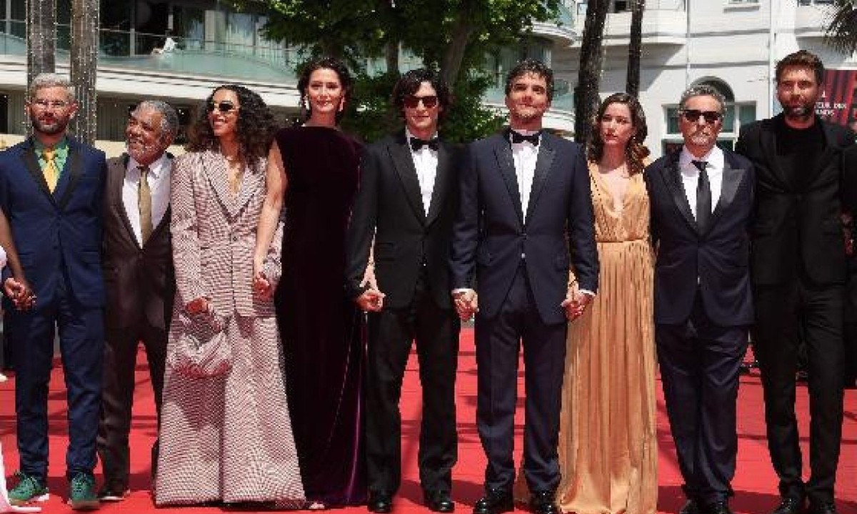 Equipe de "O agente secreto" no tapete vermelho antes da première no Festival de Cannes -  (crédito: Valery Hache/AFP)