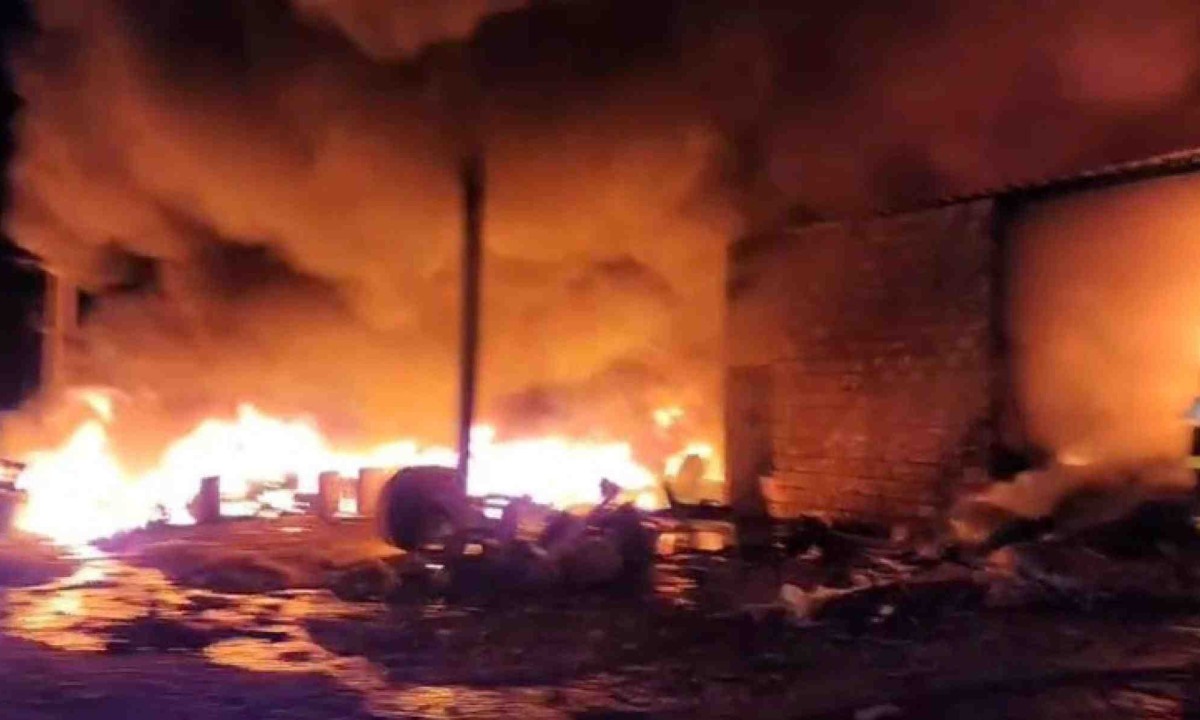 Incêndio de grandes proporções atinge depósito com material reciclável em Perdigão -  (crédito: CBMMG)