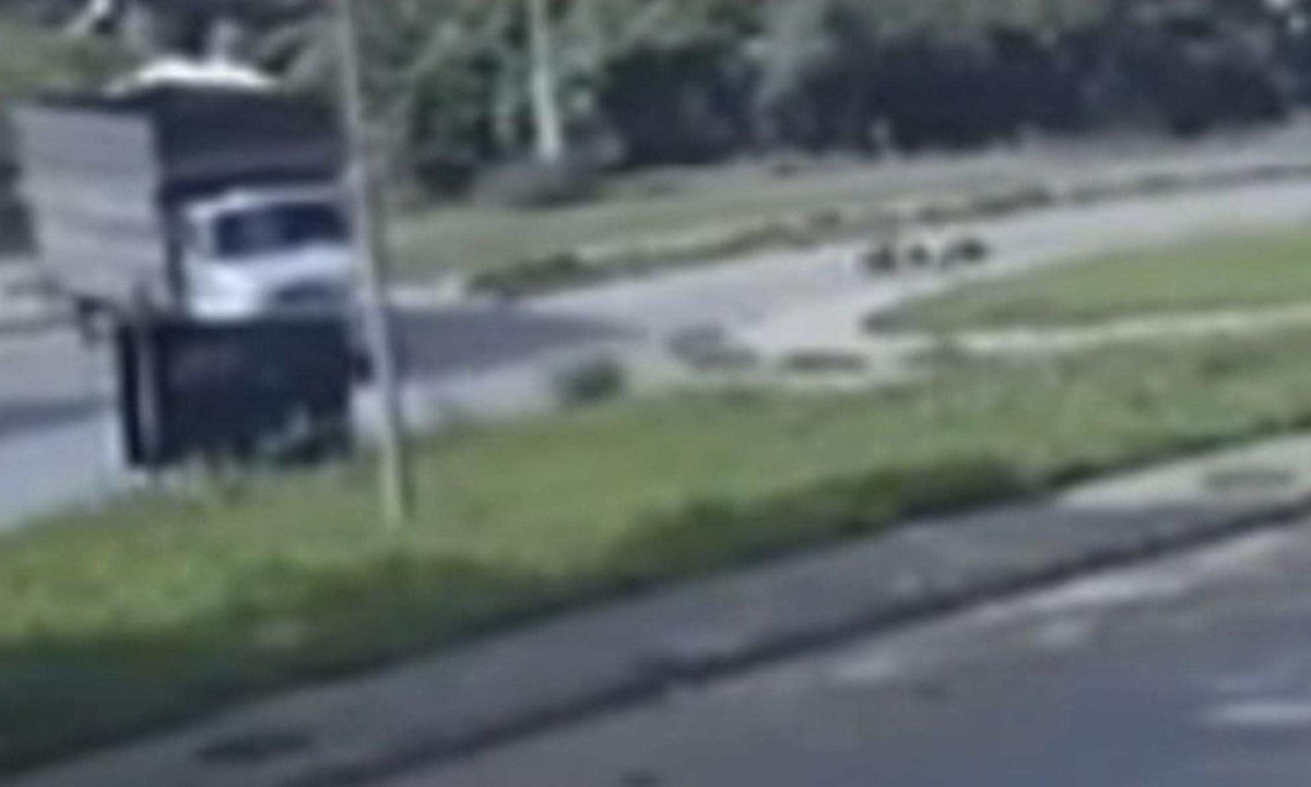C&acirc;meras da regi&atilde;o flagraram momento do acidente. Motociclista morreu no local -  (crédito: Redes sociais)