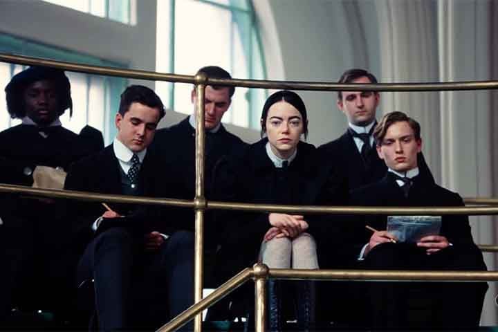 Aclamado e excÃªntrico, "Pobres Criaturas" (2023), que pode ser assistido no Disney+, mistura ficÃ§Ã£o cientÃ­fica e crÃ­tica social em um ambiente vitoriano deformado e inventivo. A histÃ³ria de Bella (Emma Stone), ressuscitada por um cientista pouco ortodoxo, transita entre o grotesco e o poÃ©tico.